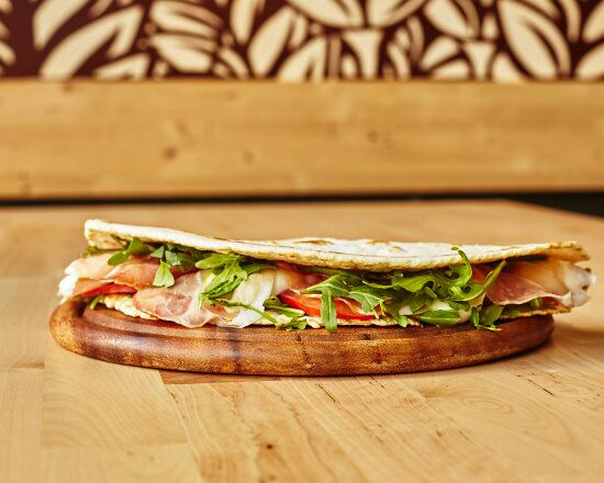 Piadina crudo e mozzarella