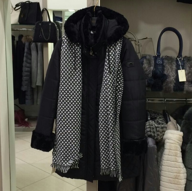 Cappotto nero con sciarpa