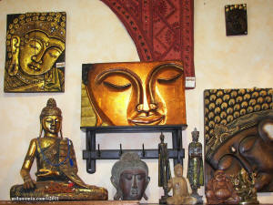 Statue e pannelli Buddha