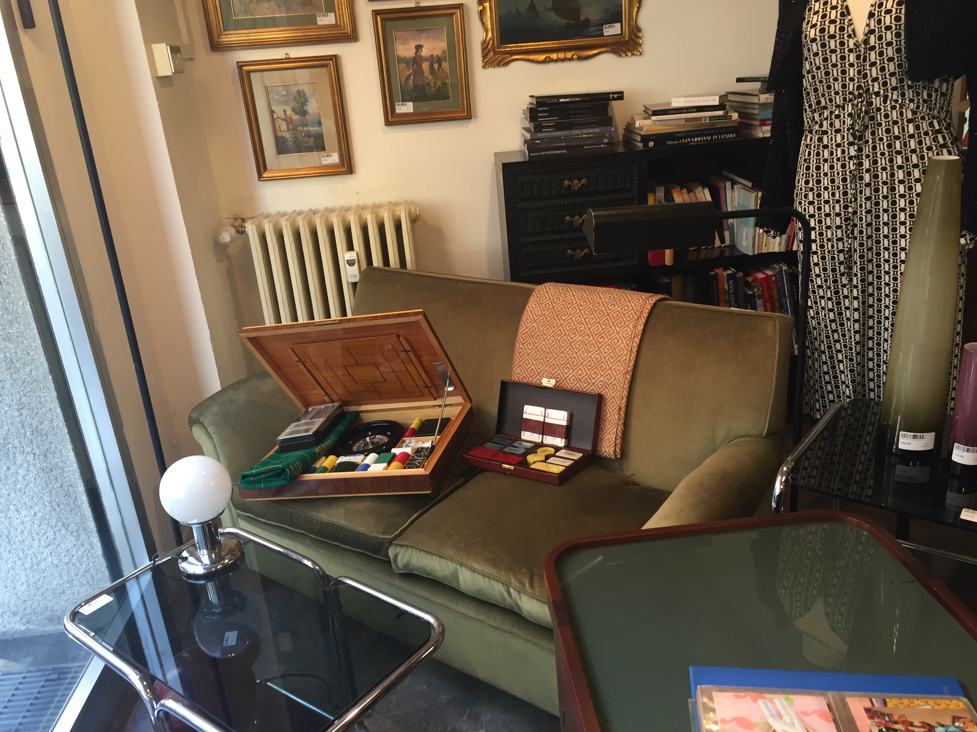 Divano e fiches da gioco vintage