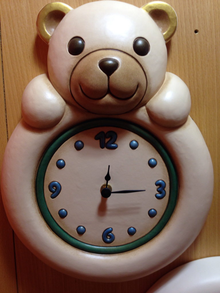 Tu un orologio da parete e Teddy