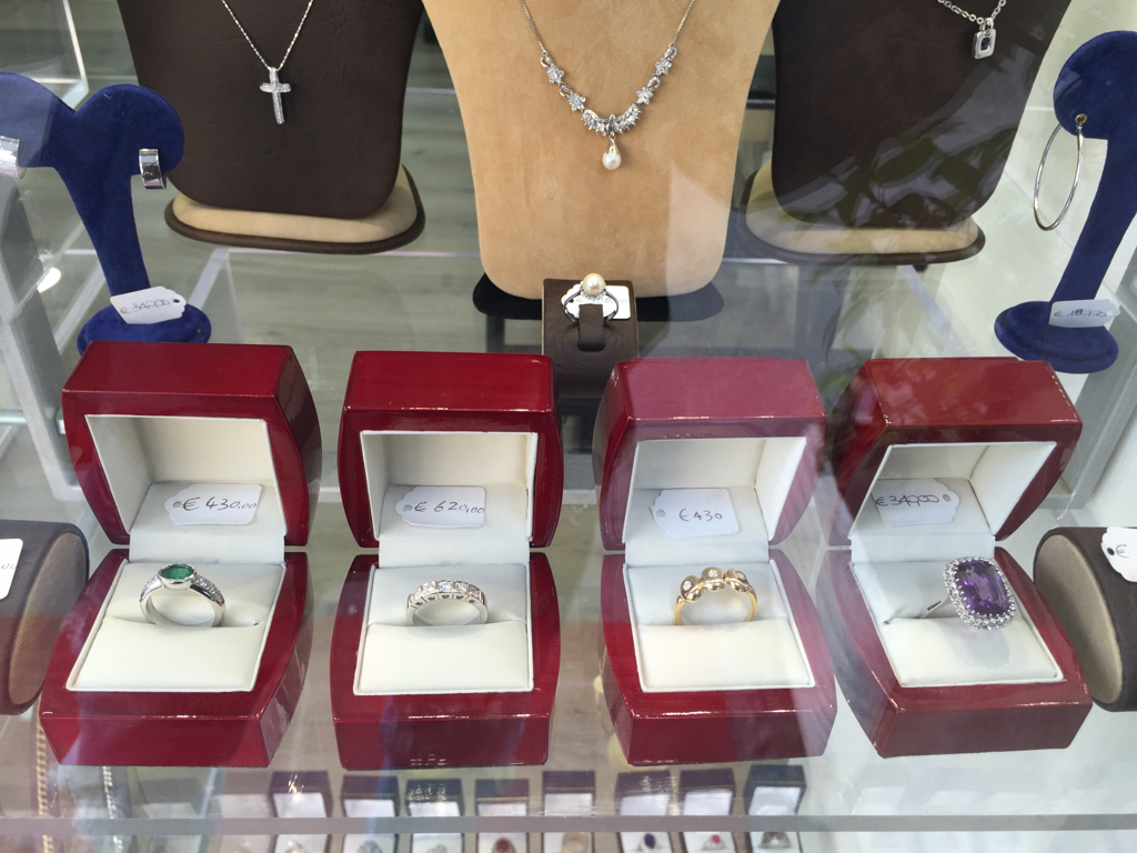 Anello con pietre preziose