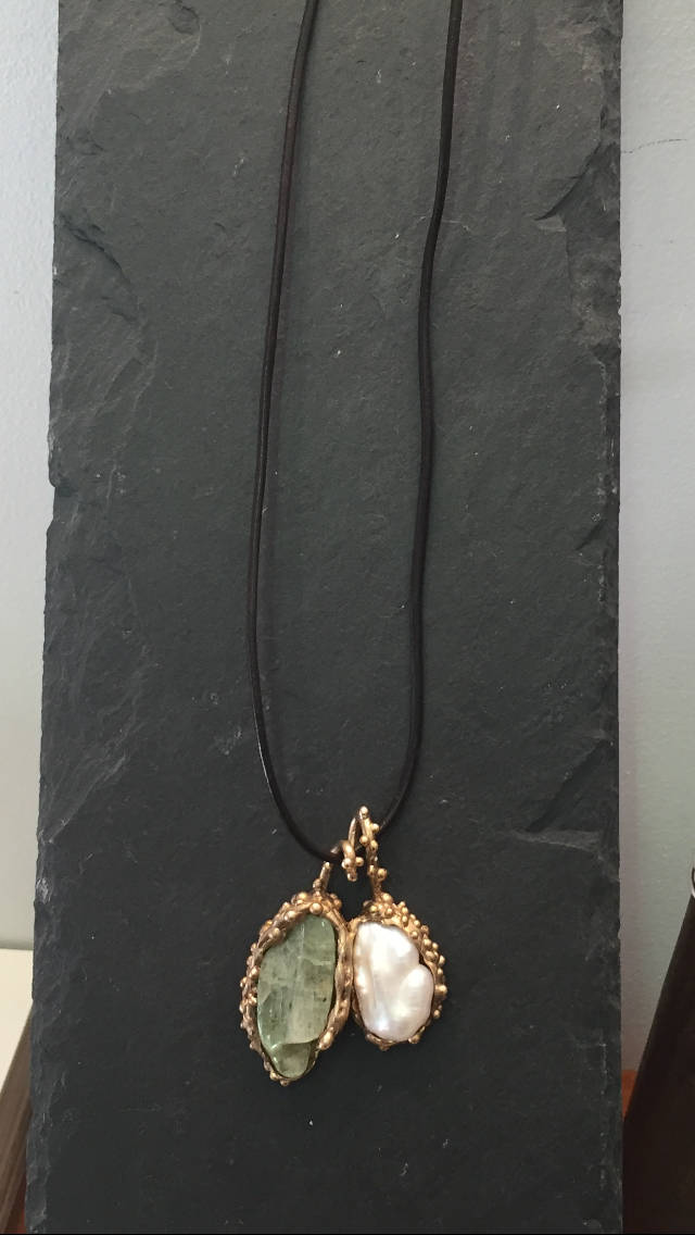 Collana in bronzo con cianite e perla naturale
